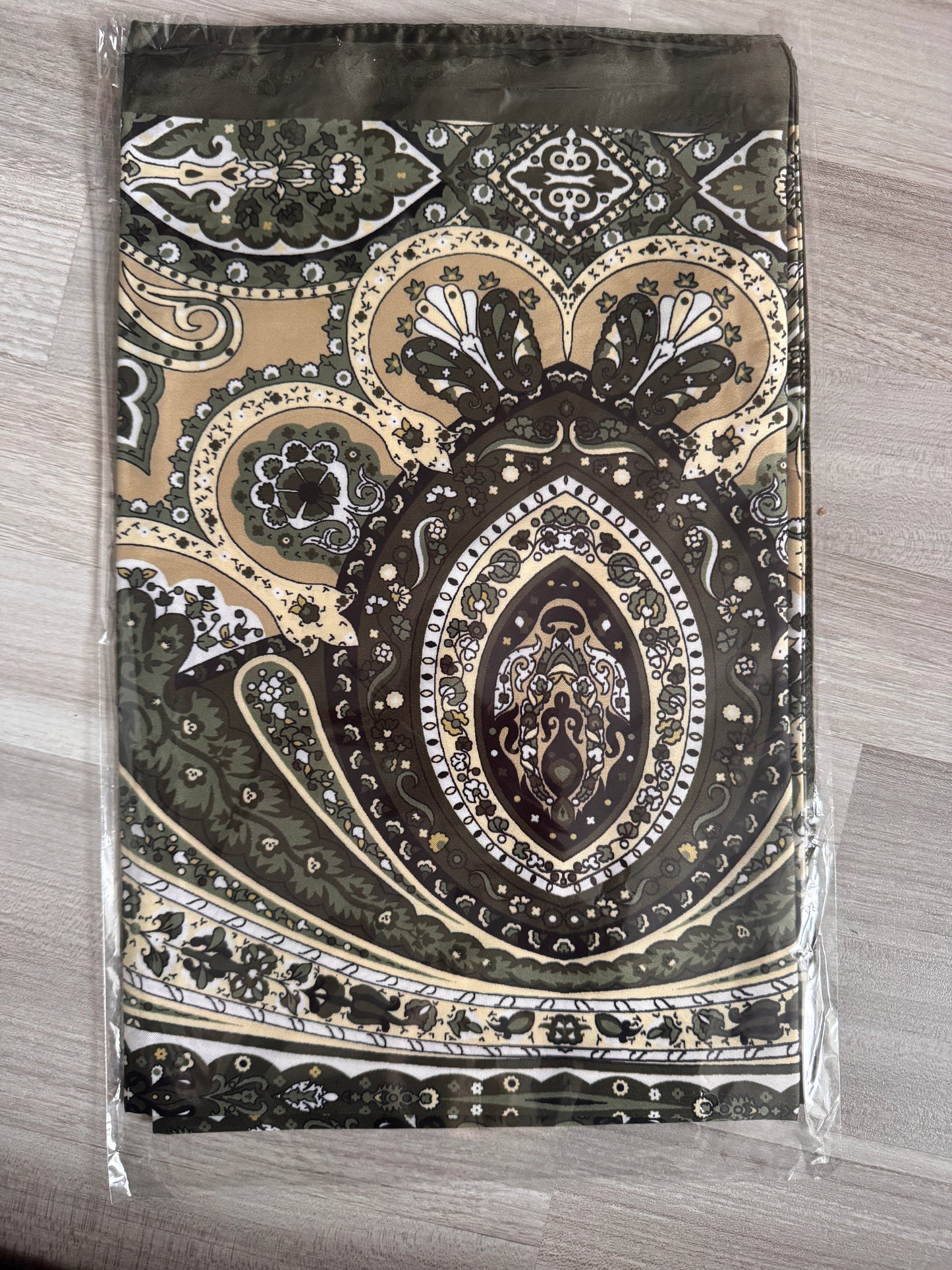 Satin Retro Hijab (Nur wenige verfügbar)