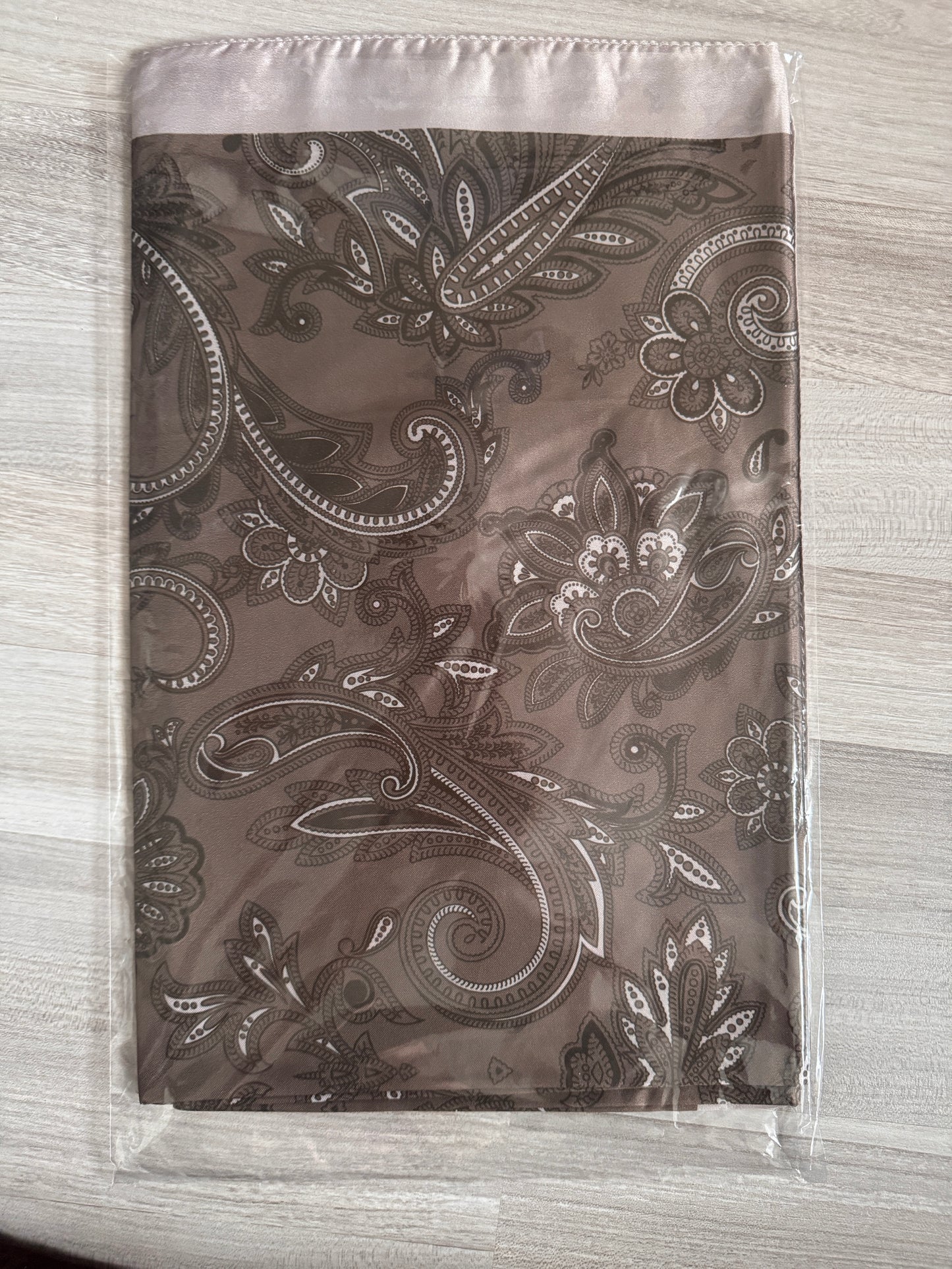 Satin Retro Hijab (Nur wenige verfügbar)