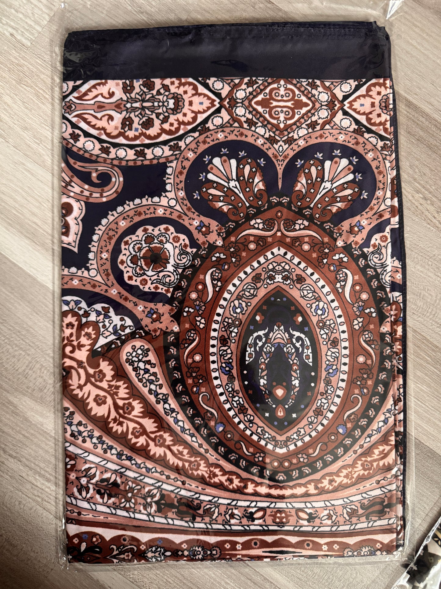 Satin Retro Hijab (Nur wenige verfügbar)